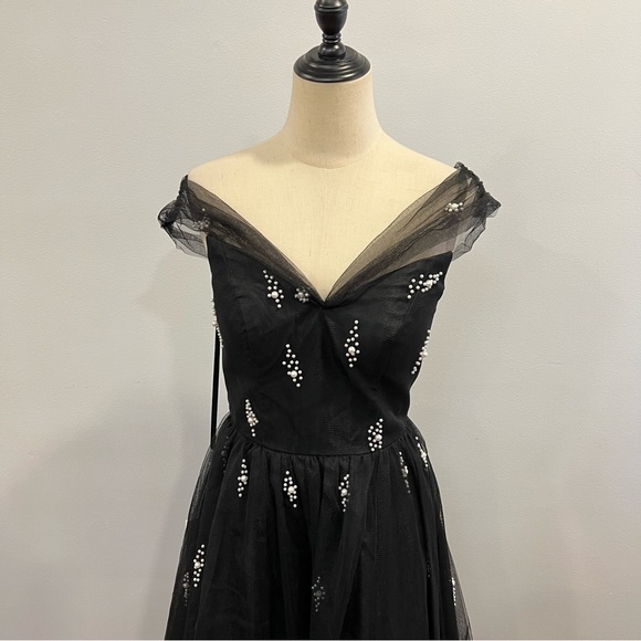 MAC Duggal Black Off The Shoulder Pearl Embellished Tulle Cocktail Dress Reemoly - Picture 6 of 17